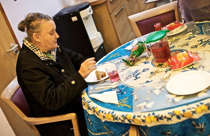 Effectiveness of mealtime interventions in elderly people living in residential care